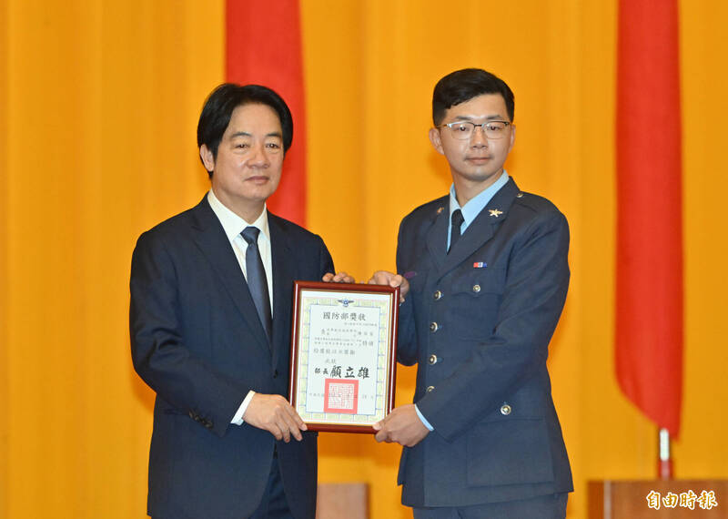 總統賴清德今（30日）出席三軍八校院聯合畢業典禮，會中頒獎給得獎畢業學生。（記者田裕華攝）