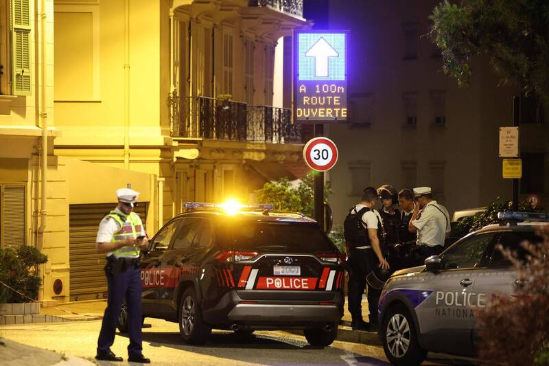 摩納哥住宅區發生蓄意爆炸後，摩納哥與法國警方在案發現場周邊展開調查。嫌犯涉嫌放置背包炸彈後逃往法國，警方正全力追緝。（法新社）