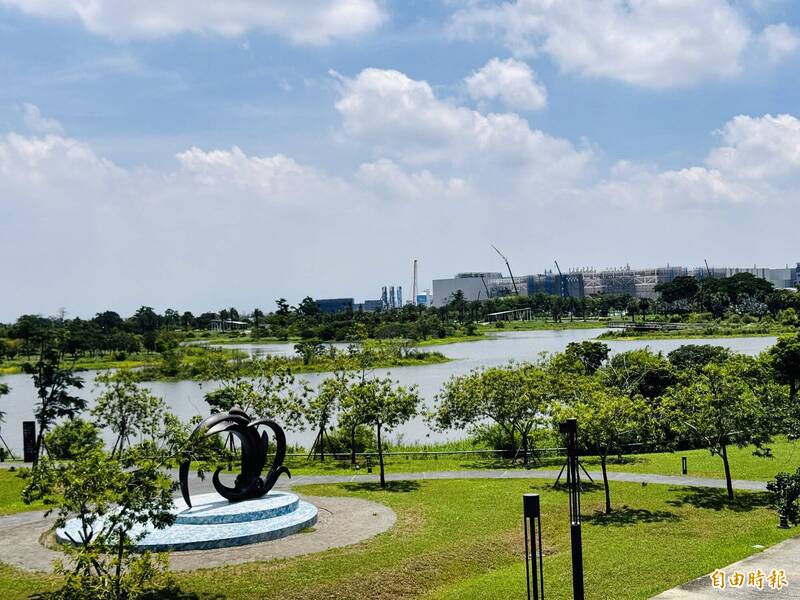 故宮南院與台積電嘉科廠融為一體的畫面。（記者蔡宗勳攝）