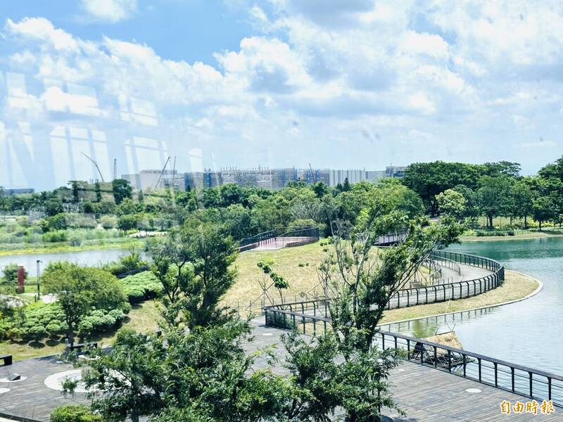 從故宮南院二樓大廳隔著落地窗眺望台積電嘉科廠。（記者蔡宗勳攝）