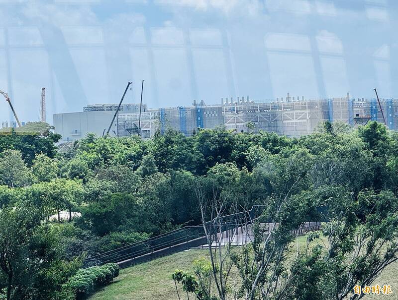 從故宮南院二樓大廳隔著落地窗眺望台積電嘉科廠。（記者蔡宗勳攝）