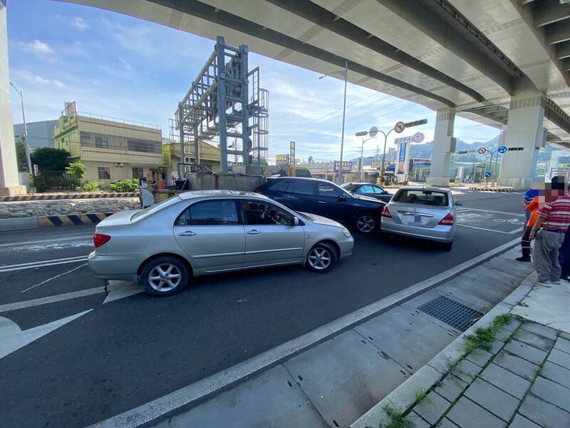 台中豐原國豐路與豐勢路口5車連環撞 1人受傷送醫