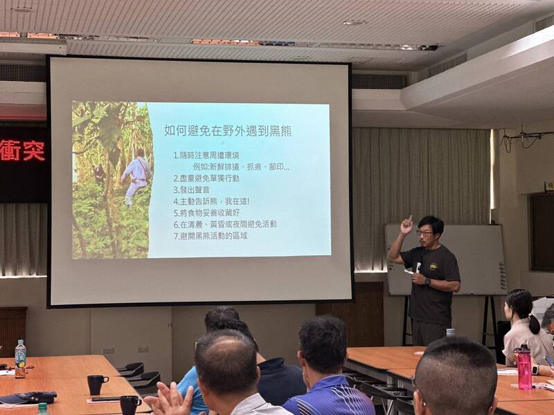 講師郭彥仁提醒參與人員，於山區活動時應隨時注意周遭環境，避免晨昏時刻活動及單獨行動。（林業署提供）