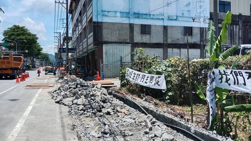 台中東勢東關路設人行道 居民掛白布抗議高低差、無法停車