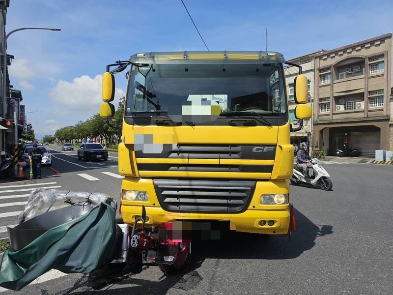 生死一瞬!宜蘭油罐車死角吞噬電輔車 84歲婦命大躲死劫