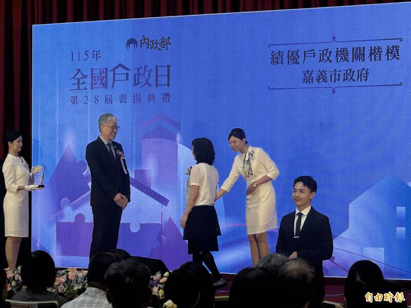 光復鄉助災民申辦證件、94歲志工服務近30年 皆獲戶政楷模