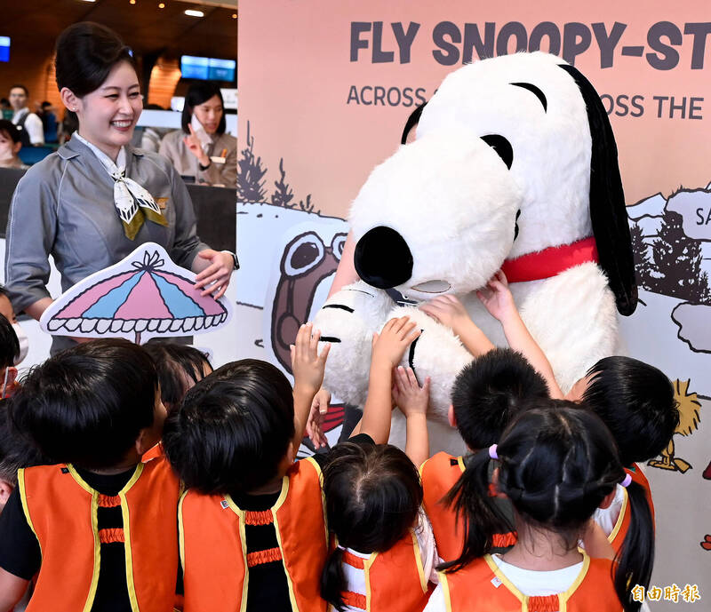 星宇航空2026 SNOOPY主題航班啟航 SNOOPY驚喜現身桃機與旅客同樂