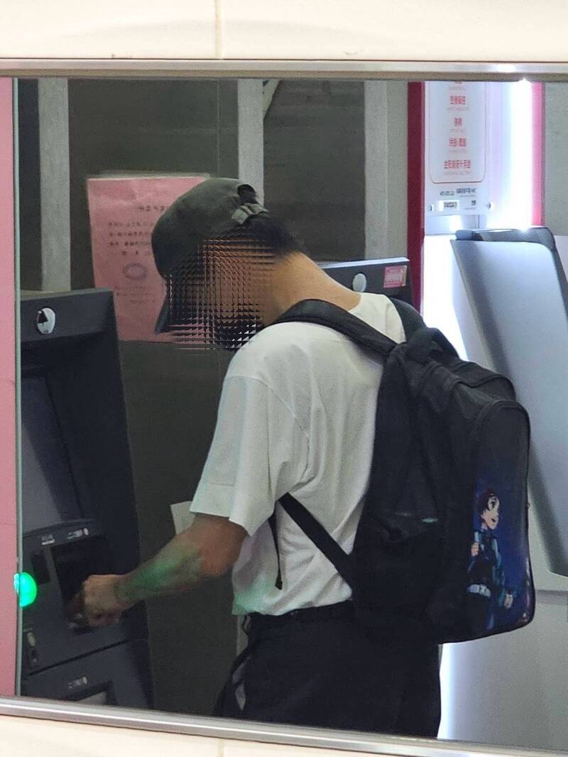 鬼滅之刃背包太顯眼! 高年級車手狂跑ATM被盯上逮正著