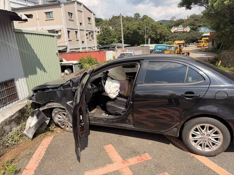 見警車就加速閃!苗縣三義彎道自撞 通緝犯藏海洛因全露餡
