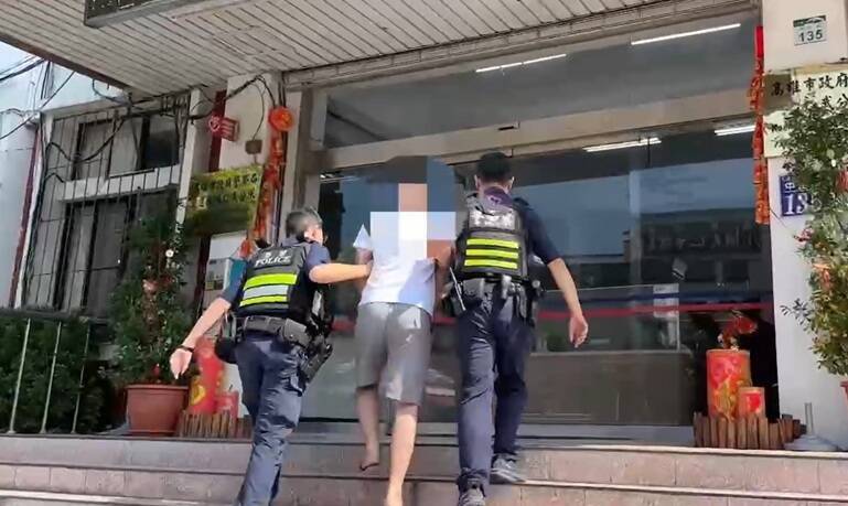 高雄男違規右轉赫見煙彈 老爸的寶馬新車GG了