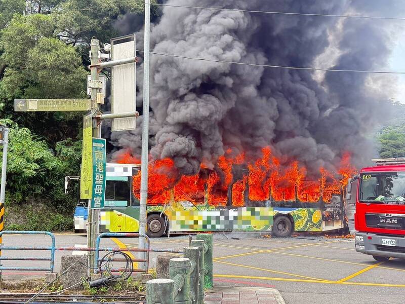 北市公車燒成大火球!修車途中自燃 駕駛急逃出