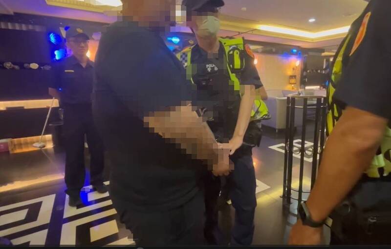 傷害通緝犯高雄酒店遭警查獲 喊先喝一杯壓驚