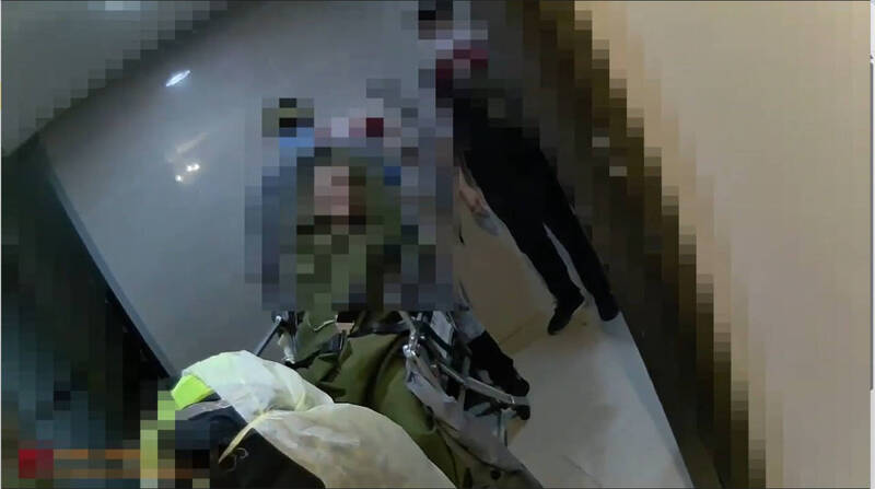 失聯2日 三峽警破門救起病重摔倒臥室獨居翁