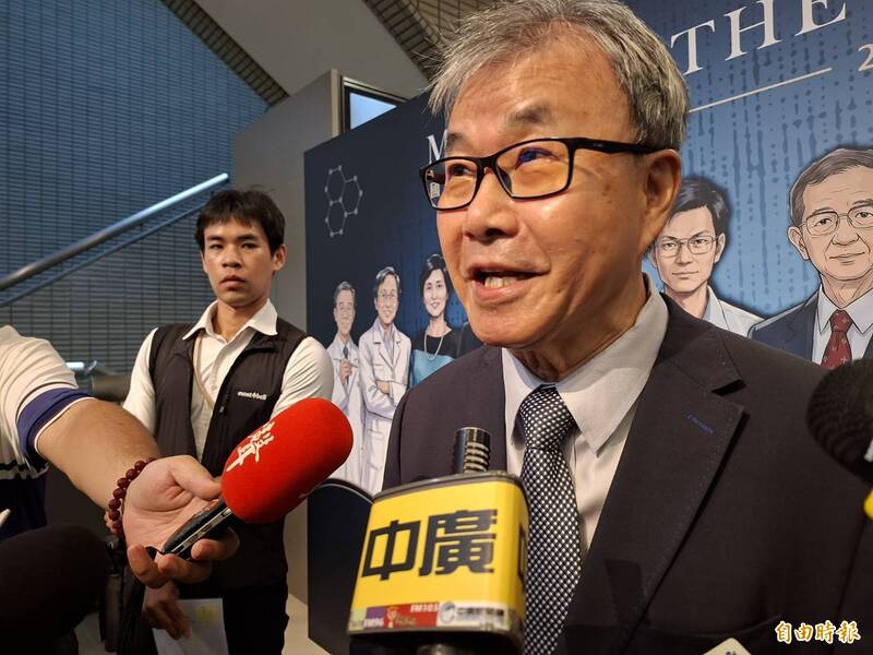 被指假病假、真輔選 鄭英耀喊「不要那麼政治」