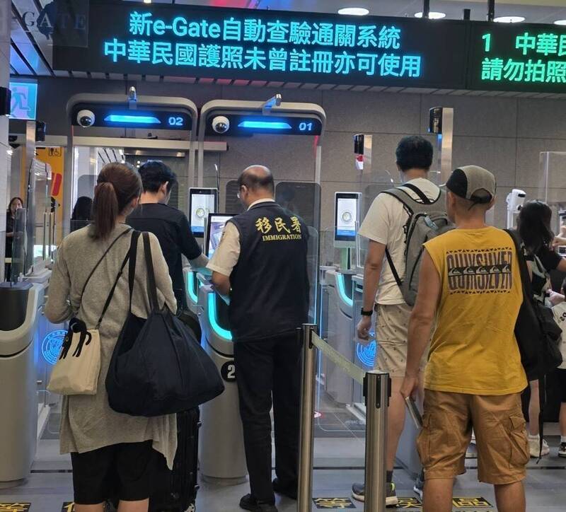台中-成都首航滿載 移民署台中機場加派人力提升通關效能