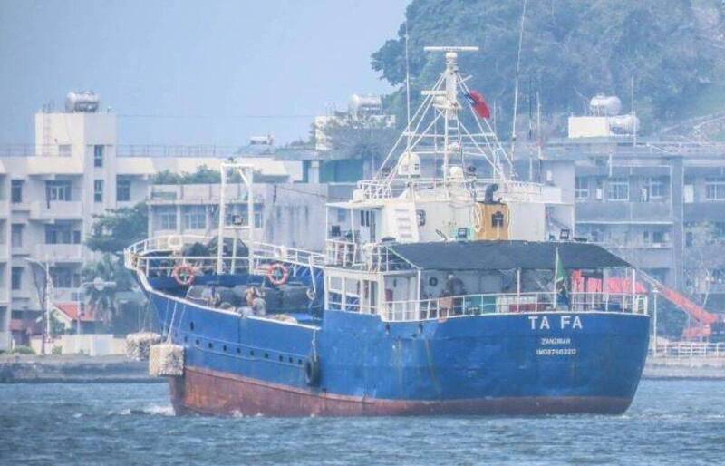 聖克里斯多福籍權宜輪永恆號變更船名再現澎湖海域 海巡署登艦要求駛離