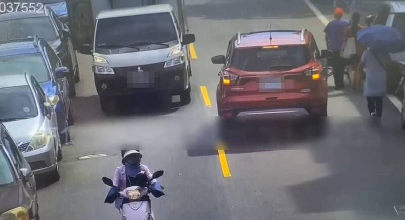 小貨車後車門沒關一路晃!撞壞路邊車輛車燈 挨批「危險駕駛」