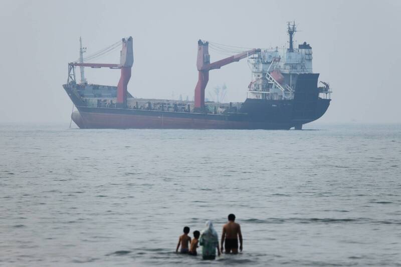 外籍貨輪擱淺荷姆茲海峽 伊朗官媒:使用非指定航道