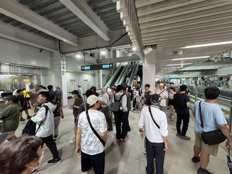 捷運三鶯線通車第2天運量破4萬人次 動線優化乘車更順暢