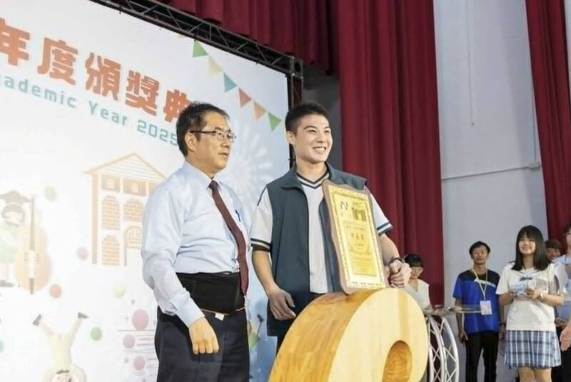 「市長陪你拍」成畢業季經典 黃偉哲閃到腰仍戴護腰上陣