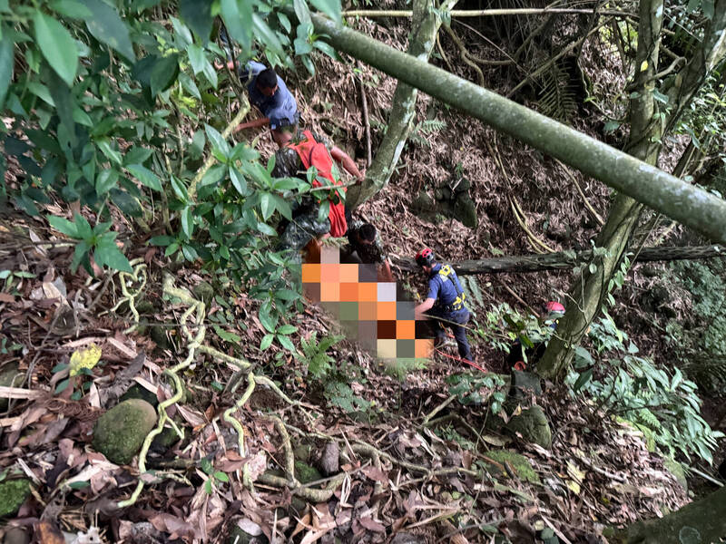 嘉義男梅山打獵墜百米深谷亡 山勢陡峭架繩搬運脫困
