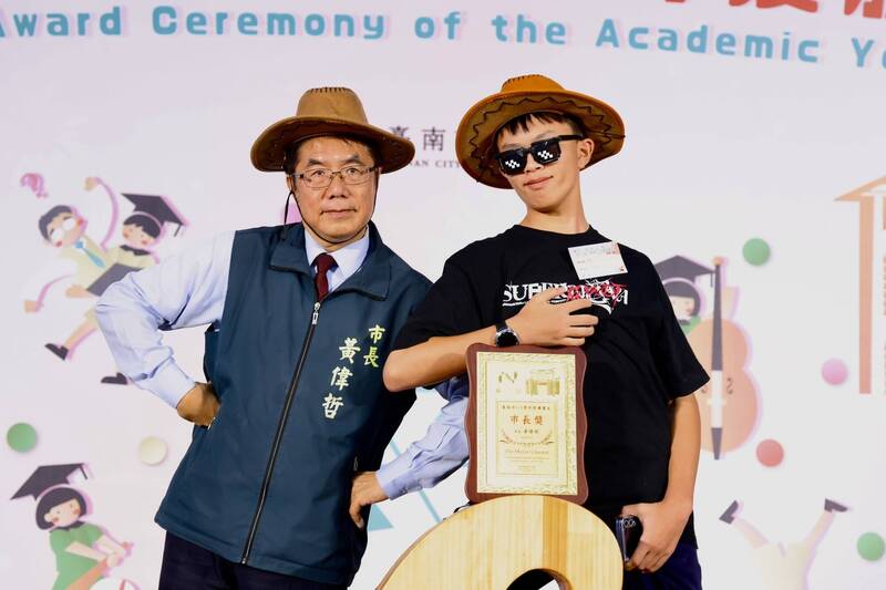 戴墨鏡、背起來!黃偉哲「市長畢業趴」陪411位畢業生嗨翻新營