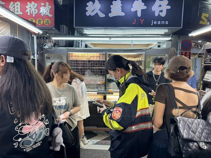 中壢觀光夜市大整頓!警方取締違停、違攤6天共開罰122件