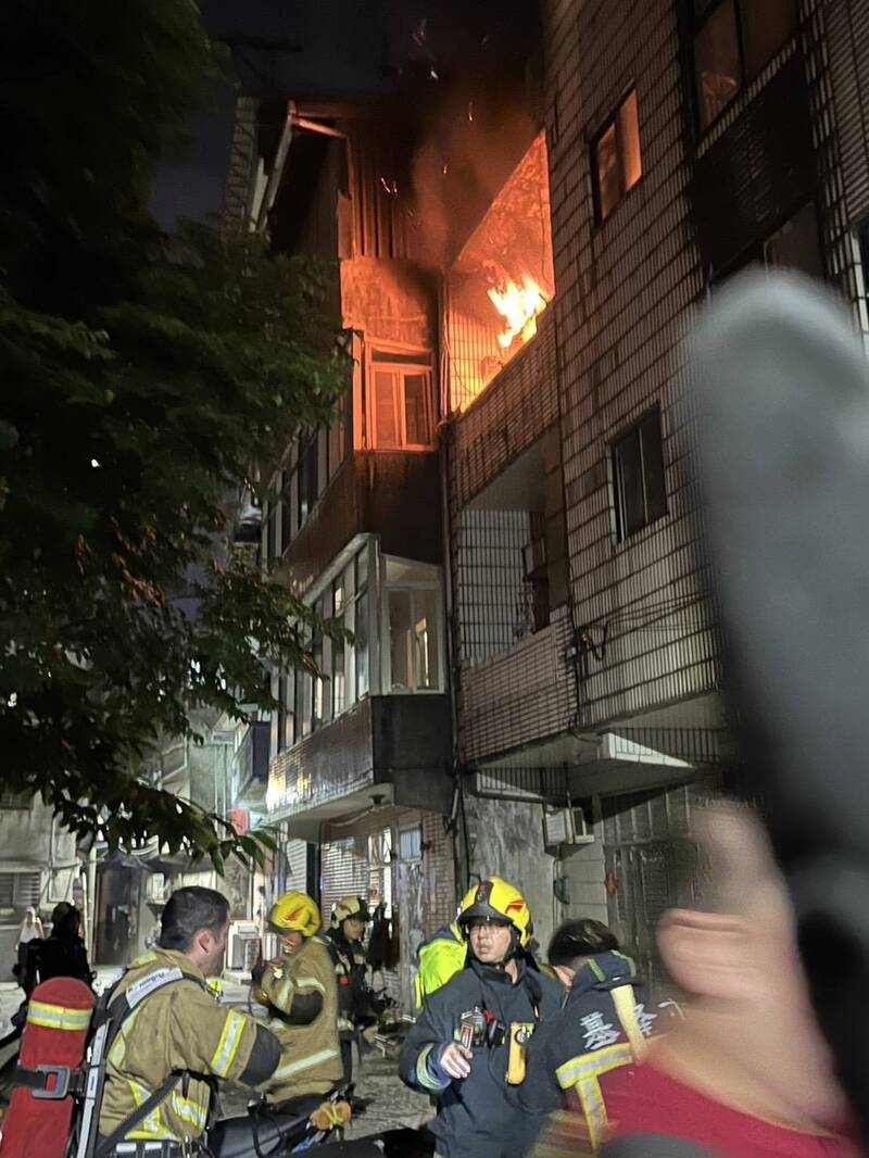 基隆3樓民宅大火 屋主被救出意識不清送醫搶救