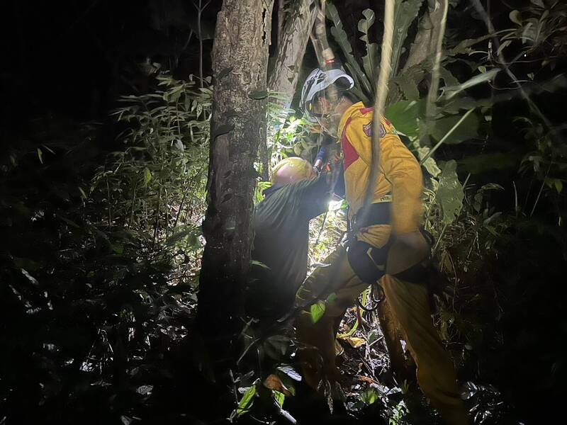 宜蘭寒溪山區採竹筍失聯 78歲翁深夜平安獲救