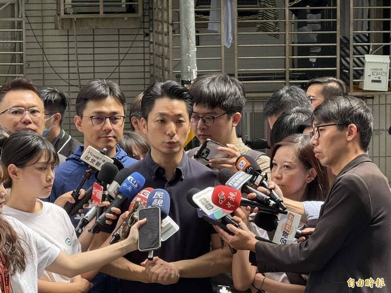 蔣萬安誤發1萬被問「已讀亂回」面對媒體狂閃 網笑:這麼會閃去打躲避球