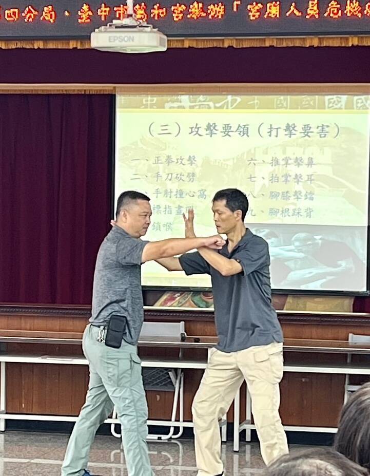 台中萬和宮曾遭開砸破壞 志工向「警界葉問」討教防身術