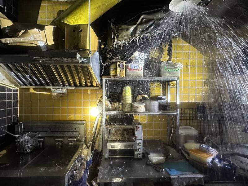 桃園火車站2樓店家失火 民眾驚見站內淹水