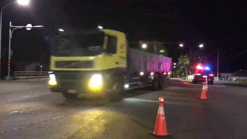 聯結車深夜拋錨卡台東鹿野台9線 警即時交管排除障礙