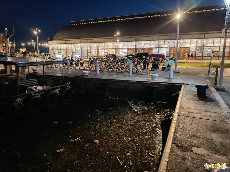 高雄海邊夜景美、這座漁港卻漂垃圾 居民曝原因