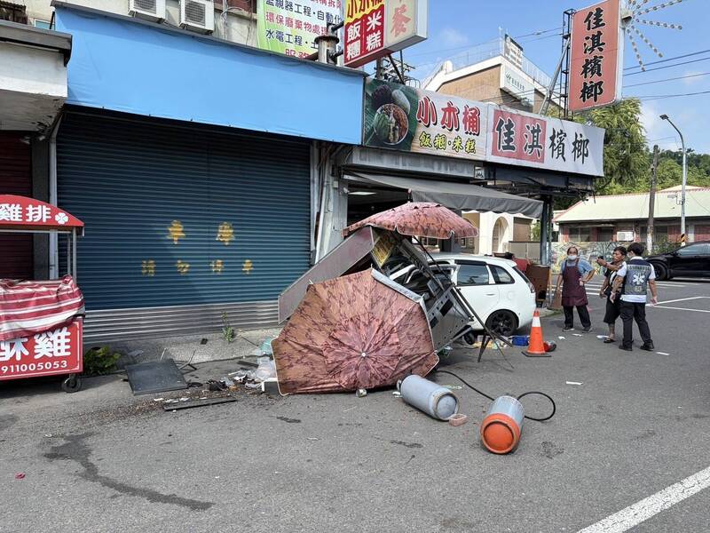 旗山飯糰名店出事了 60歲大叔開車撞爛攤位