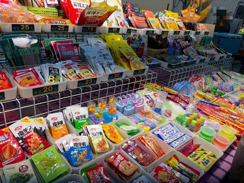 高雄大寮某夜市賣來路不明中國零食 查封53.8公斤