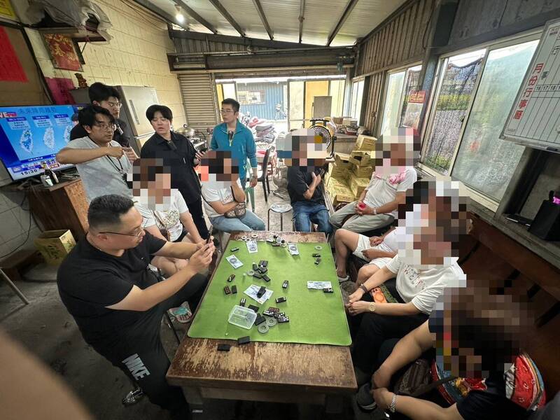 廟旁鐵皮屋藏天九牌賭場 宜蘭警破門逮9人
