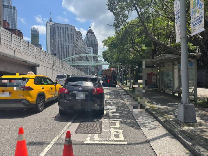 恐怖吊車逼車畫面曝光!台北街頭硬切車道釀追撞 網友怒:應吊銷駕照