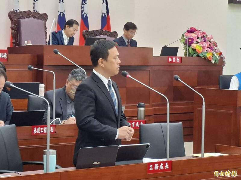 新竹626豪雨造成自由車場邊坡崩塌，市府工務處長陳明錚卻歸因是豪雨造成的天然災害，市議員廖子齊不認同，批市府的自由車場整修工程禁不起檢驗。（記者洪美秀攝）