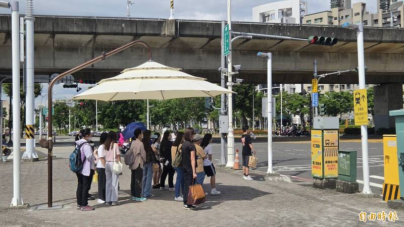 高雄路口遮陽傘拿來與台北比較 陳其邁開口了
