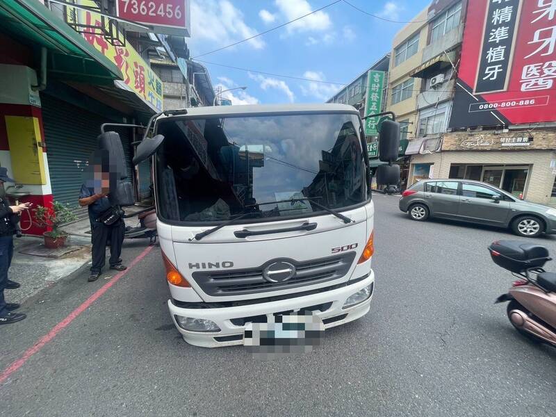 屏東廣東路突現大坑洞 大貨車陷入卡在路上