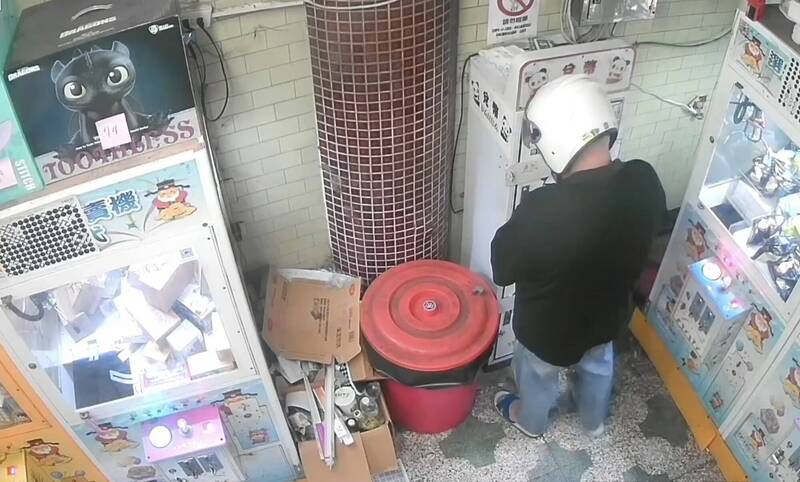 夾娃娃機慣犯出沒桃園大園 警方調監視器迅速逮人