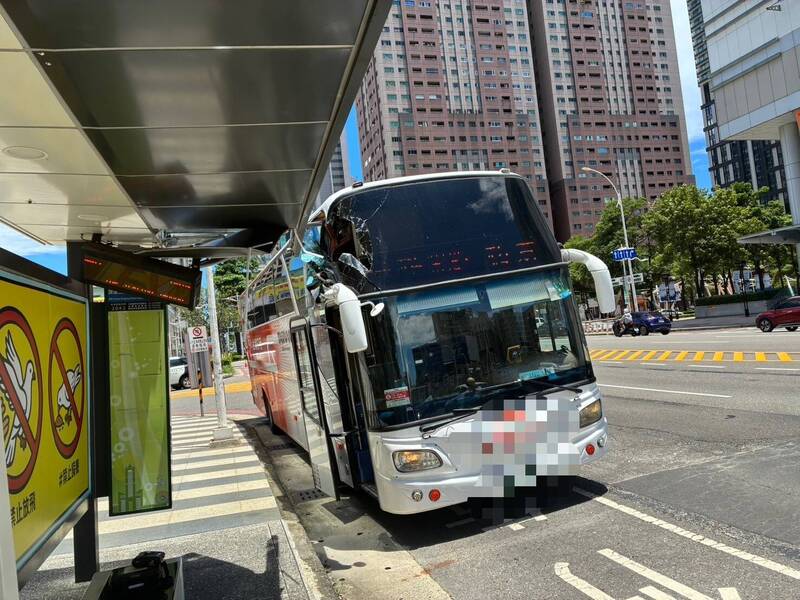 高雄中山二路公車撞站亭 疑靠站距離失準釀禍
