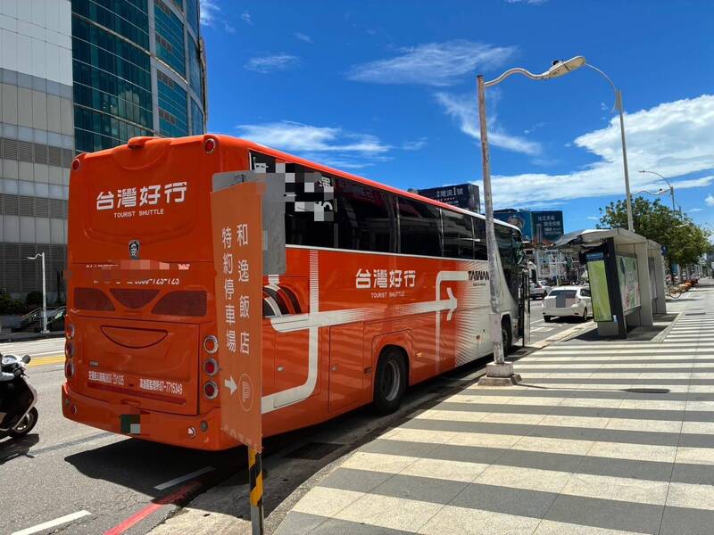 台灣好行大客車撞上停靠站亭。(民眾提供)