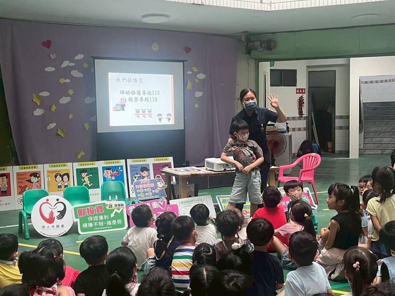 高雄萌娃實境學自保 婦幼隊進幼兒園演練防陌生人誘拐