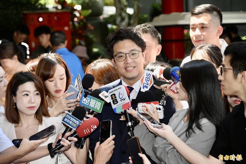 信義區遮陽傘比西門町「時尚」 沈伯洋:曬同個太陽不應有分別