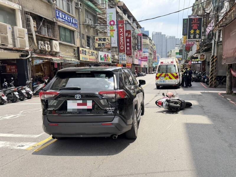 多元計程車左轉未注意?69歲女騎士挨撞送醫