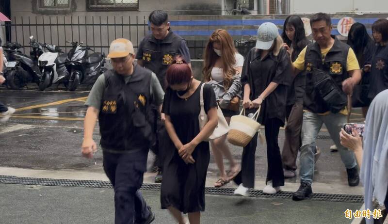 AI變聲「暈船計」!詐團假美女色誘10男買黃金 檢警再逮8公關