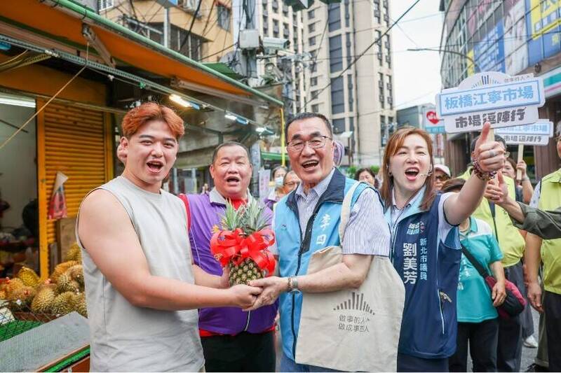 李四川板橋黃昏市場掃街 支持者送鳳梨、菜頭喊「凍蒜」