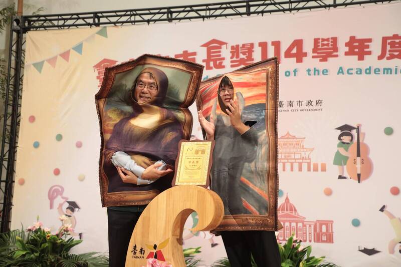 「市長陪你拍」創意無極限 黃偉哲擺出求婚、扮蒙娜麗莎曝光
